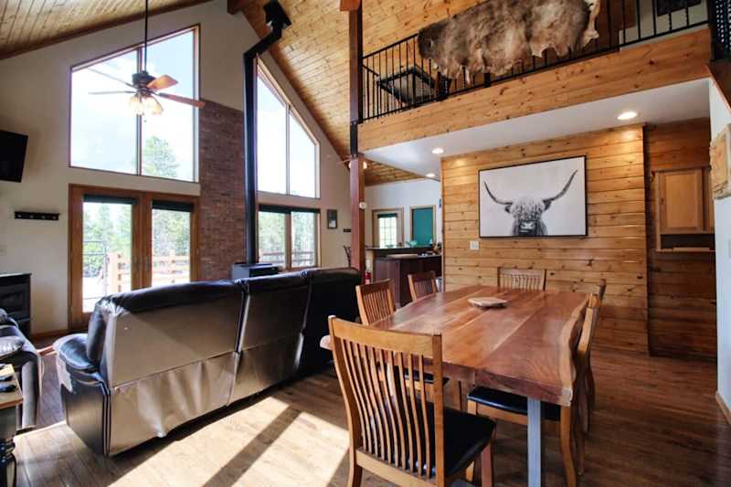 3BR Cabin Escape - Fenced Yard, Jacuzzi, Pets OK