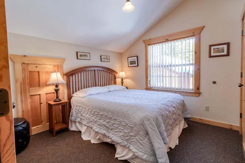 2BR w/ Loft - Fireplace, BBQ, Horseshoe Pit, Swing