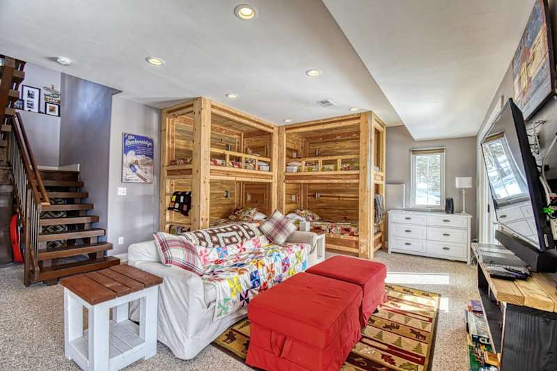 2BR Cozy Cabin: Mountain Views & Cozy Fireplace