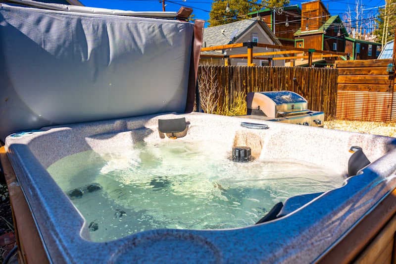 Victorian off Main St w/ Hot Tub & Fire Place!