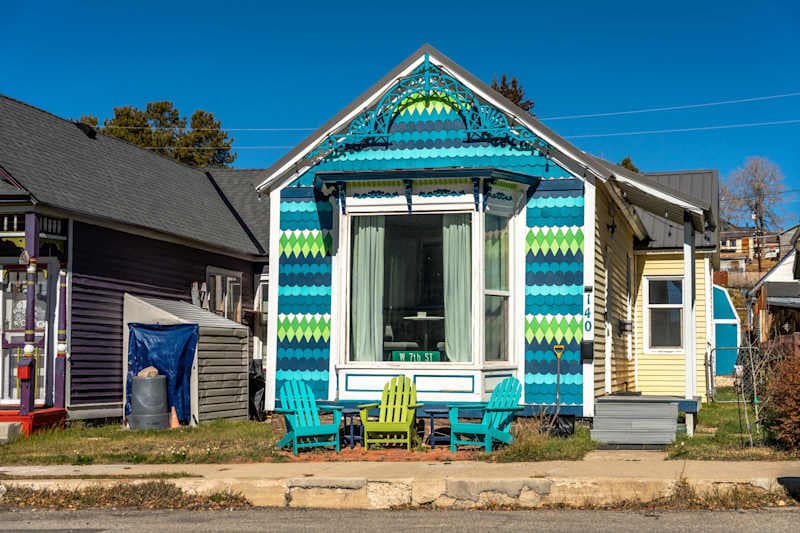 Victorian off Main St w/ Hot Tub & Fire Place!