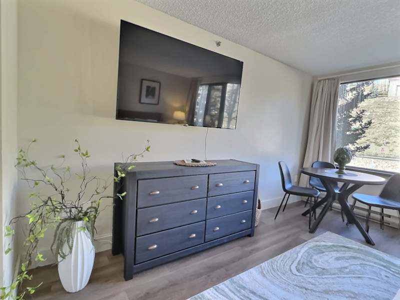 Renovated Studio | Walk to Lifts | Pool & Hot Tub