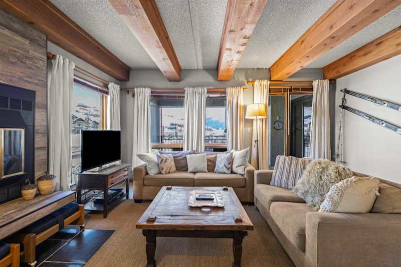 Modern Finishes and Cozy Vibes Plaza 2 BR mtn view