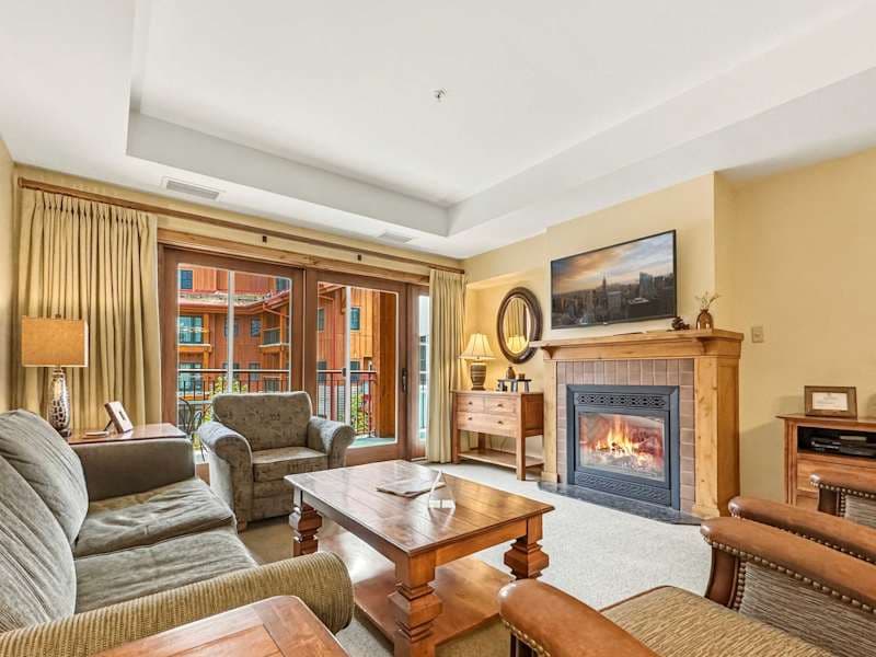 Lodge at Mountaineer Square, 2 bed, 3 bath Perfect location!