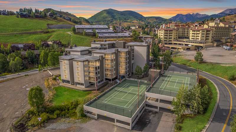 Plaza 641 at Woodcreek — 2BR Walk to Crested Butte Lifts