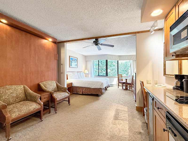 Excellent Location with Hot Tub, Pool, Steam Room & Gym Acces, Pets Okay