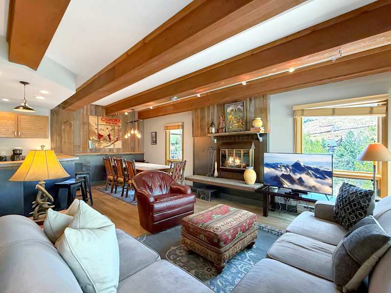 Plaza 339 — Updated 3BR Base Area Condo